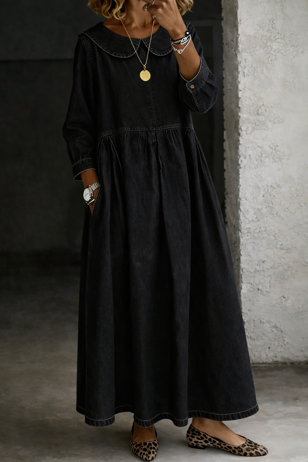 Peter Pan collar dress in black
